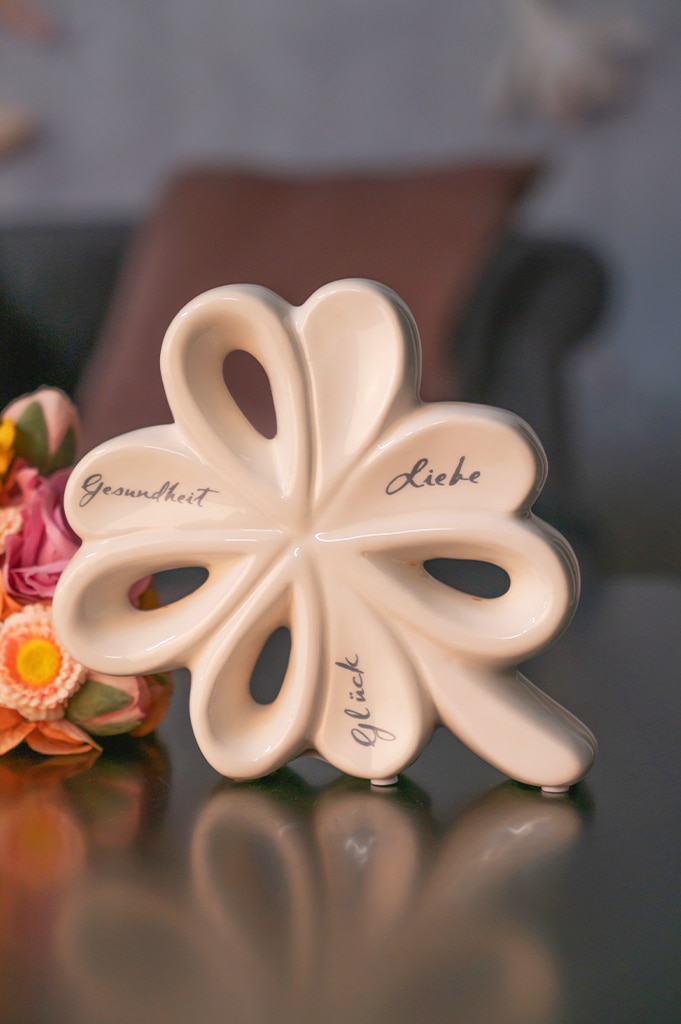 alegra-offen-m-schrift-weiss-creme