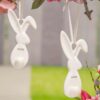 Hänger Hase Fabrio weiß-creme mit Puschel – Bild 3