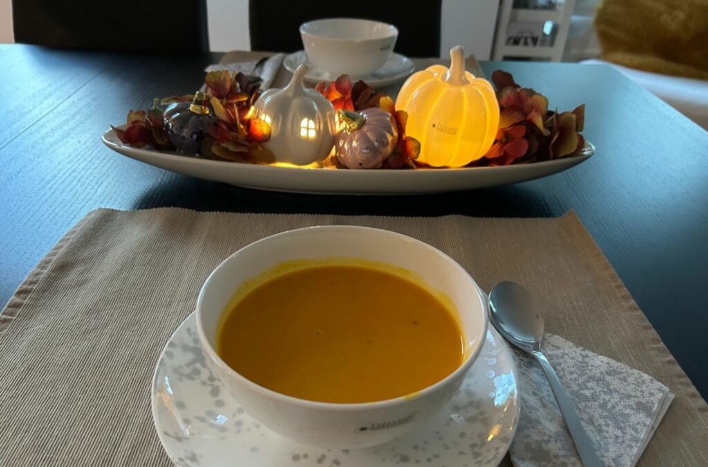 So schmeckt der Herbst: Rezept Kürbissuppe mit passender Deko