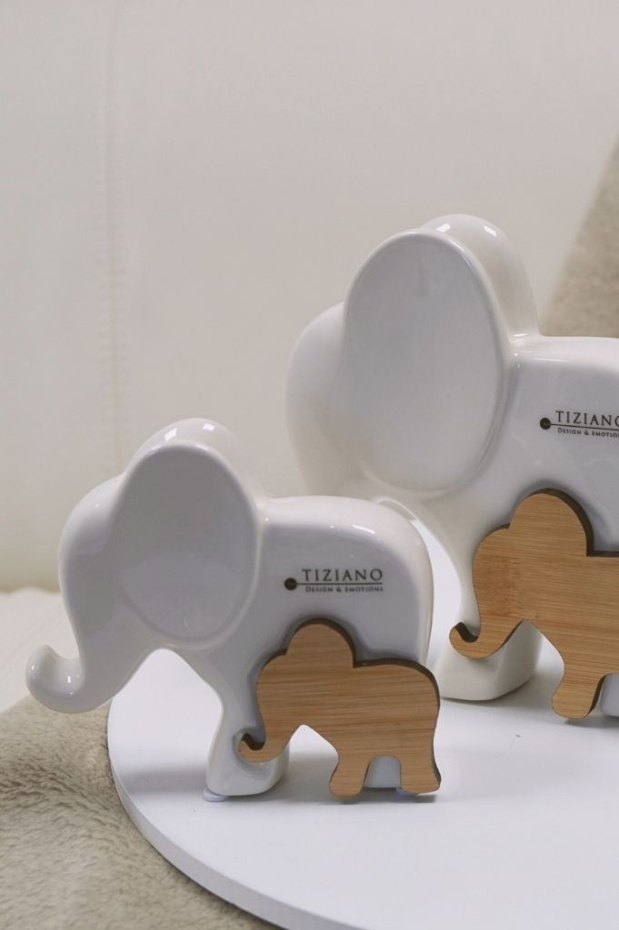 Elefant Leon mit Holz seitlich