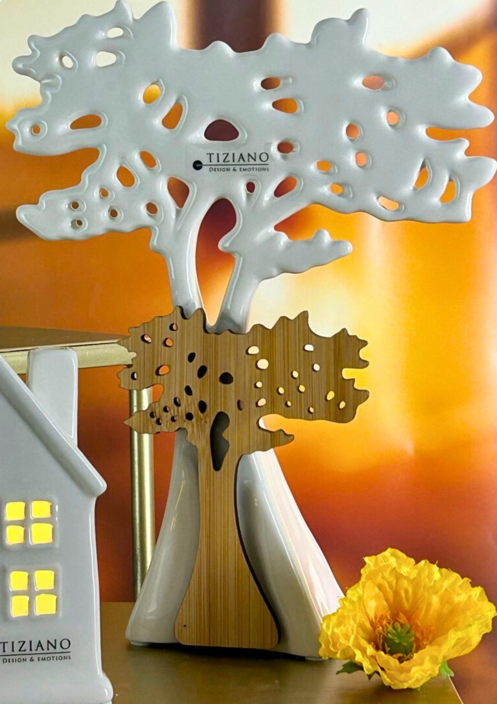 Joy Baum mit Holz detail