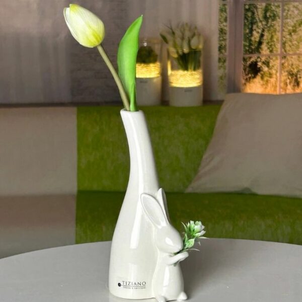 Fabrio mit Blumen an Vase
