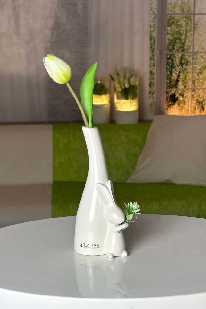 Fabrio mit Blumen an Vase