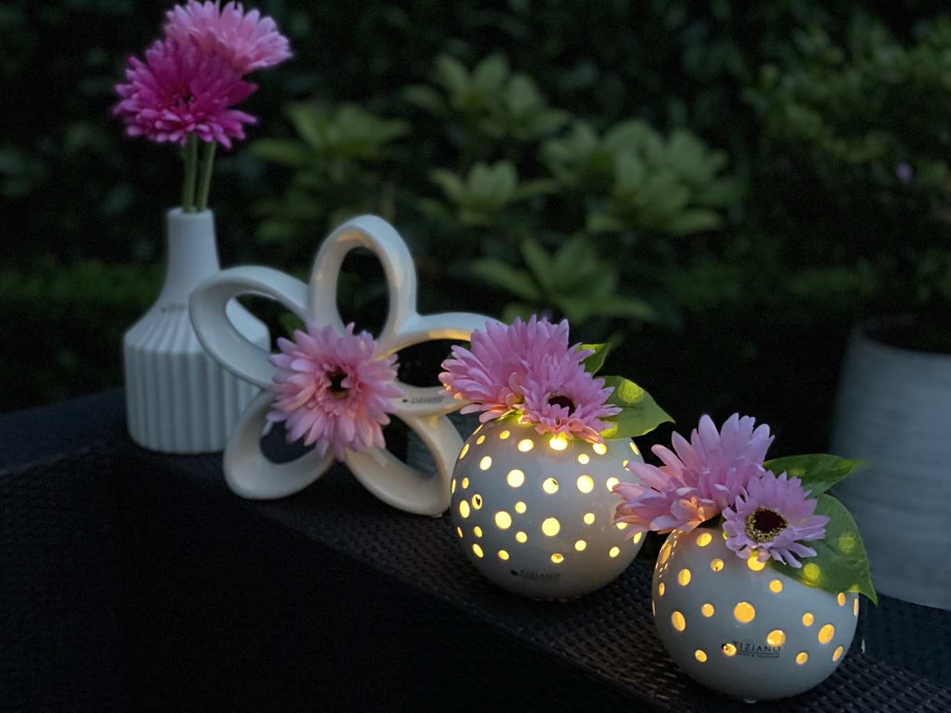 Lichtkugel Padova LED mit Gerbera rosa dekoriert