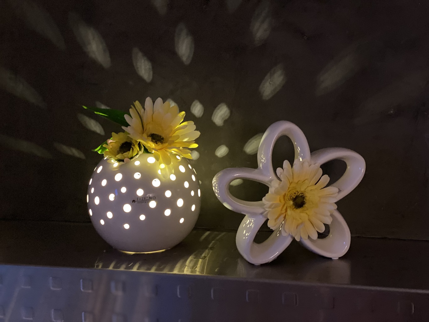 Lichtkugel Padova LED mit Gerbera gelb deokoriert