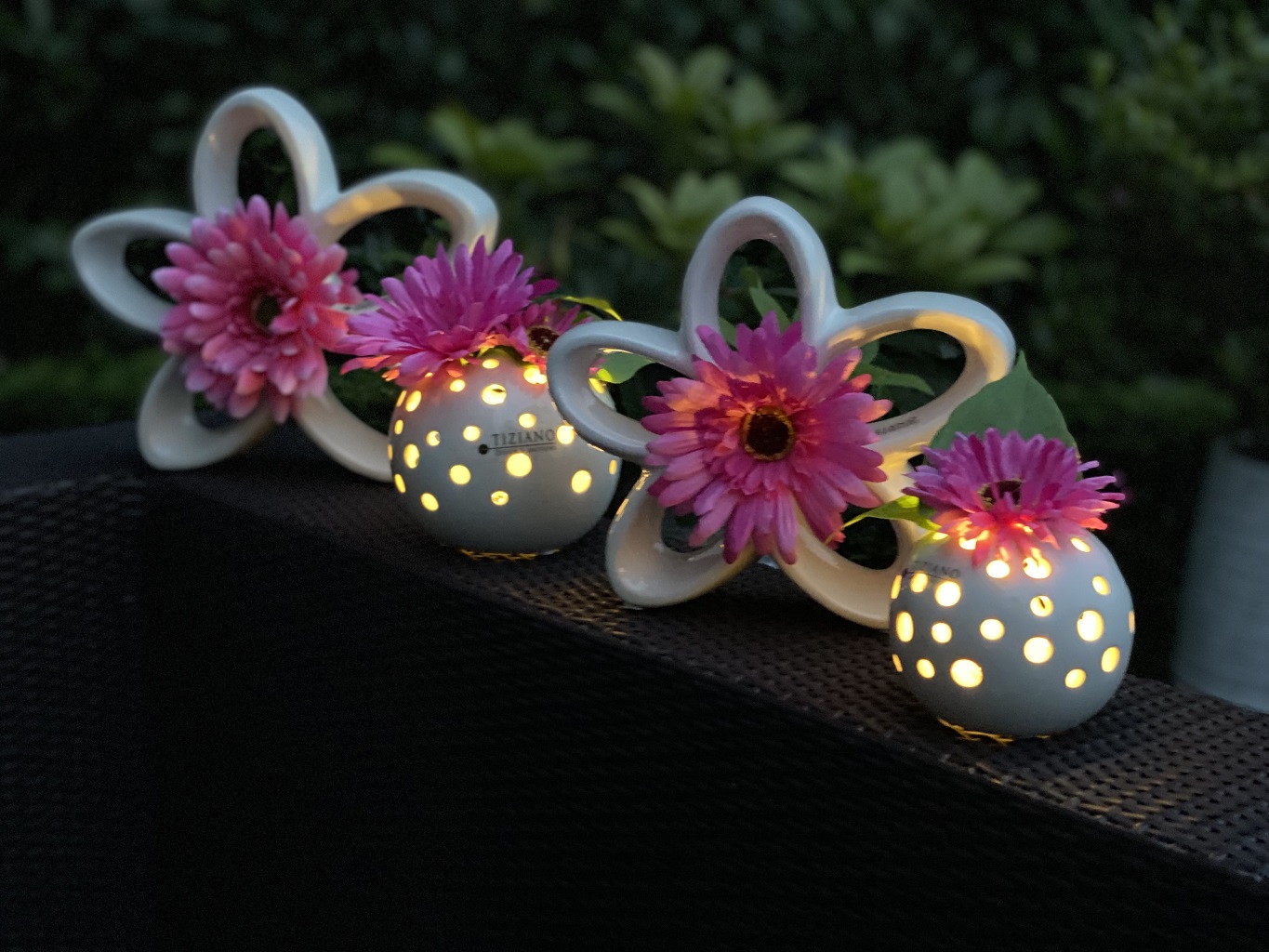 Lichtkugel Padova LED mit Gerbera pink dekoriert