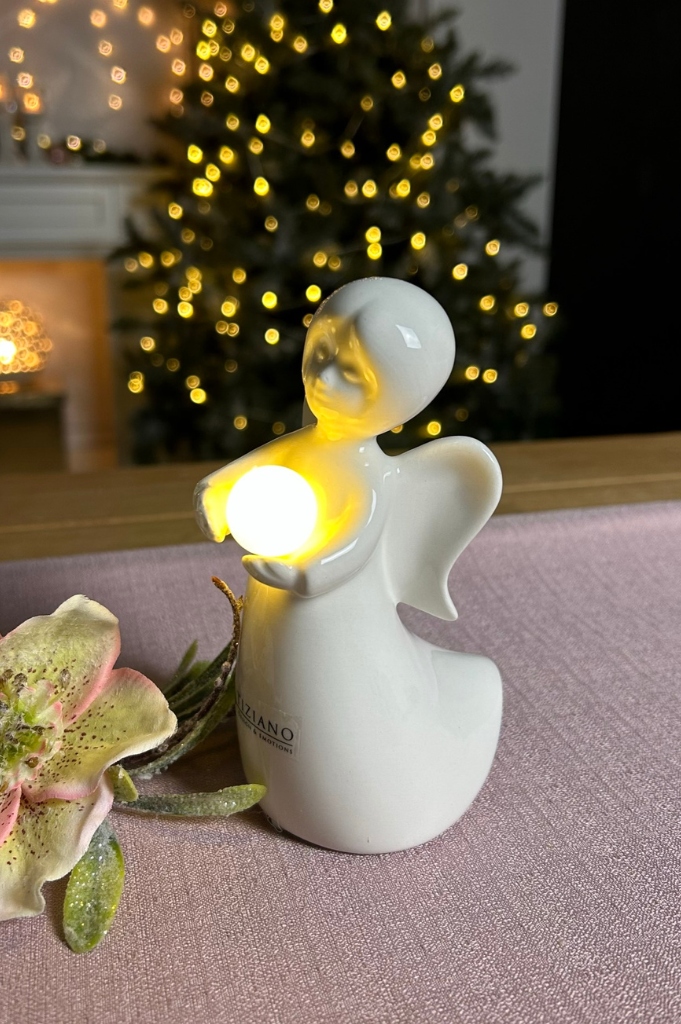 Engel Laila mit Kugel LED