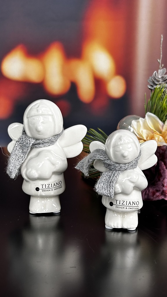 Deko Engel Anna mit Herz creme mit grauem Schal – Bild 3