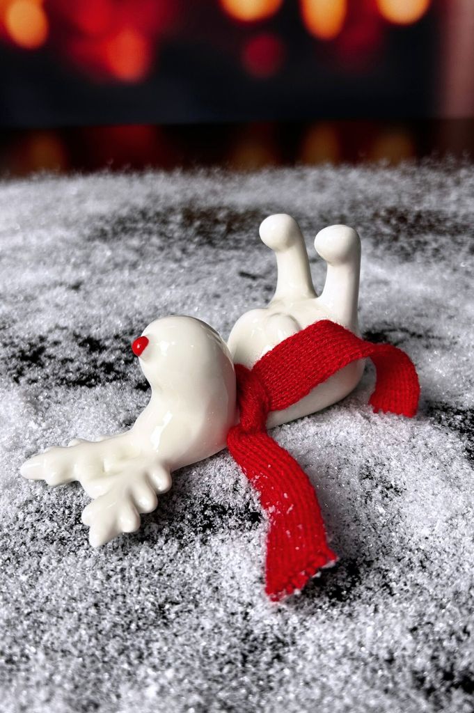 Rentier Rudolph liegend creme-weiß mit rotem Schal – Bild 3