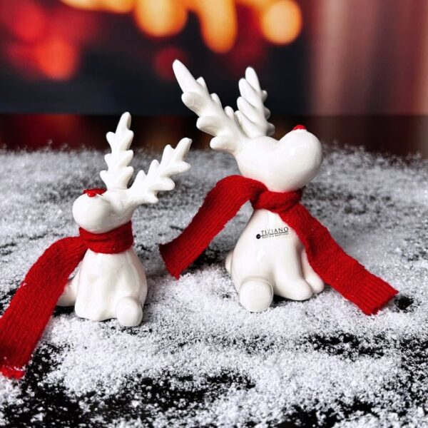 Rentier Rudolph sitzend creme-weiß mit rotem Schal