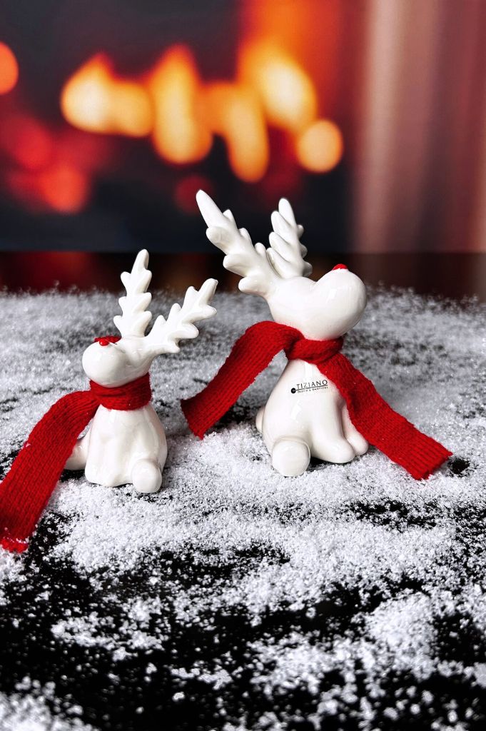 Rentier Rudolph sitzend creme-weiß mit rotem Schal