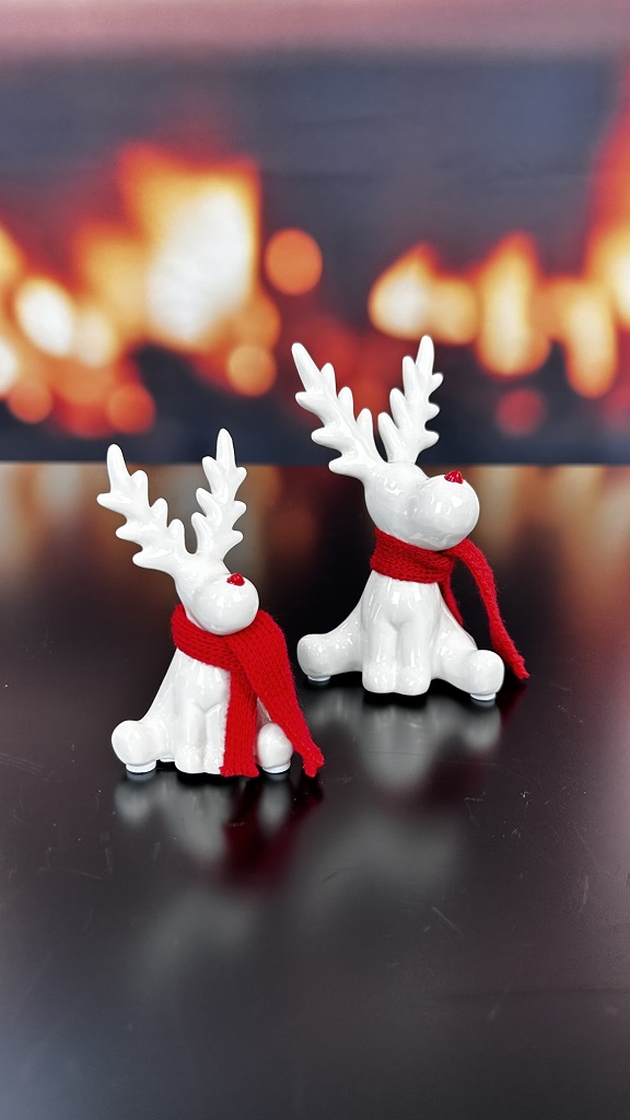 Rentier Rudolph sitzend dekoriert